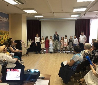 Дети из «Московской смены» поздравили социальных работников поселения