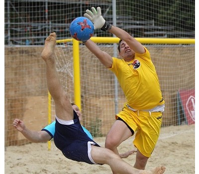 Пляжные футболисты поселения победили в восьмом туре чемпионата Москвы