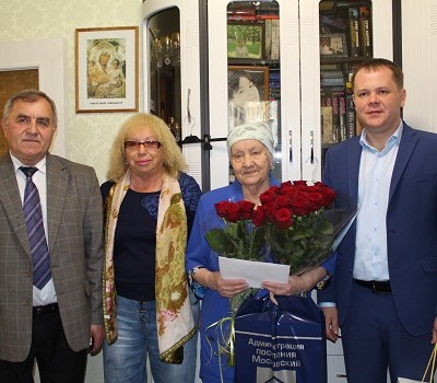Ветерана Великой Отечественной войны с юбилеем поздравили сотрудники администрации