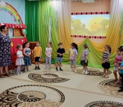 Мероприятие «Мы за солнышком шагаем» прошло в одной из московских школ. Фото: официальная страница школы в социальных сетях