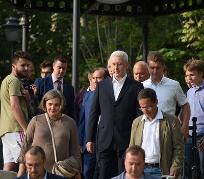 Мэр Москвы Сергей Собянин посетил благоустроенный сквер в Большом Спасоглинищевском переулке