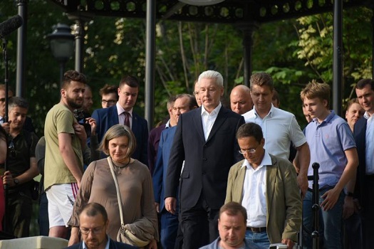 Мэр Москвы Сергей Собянин посетил благоустроенный сквер в Большом Спасоглинищевском переулке