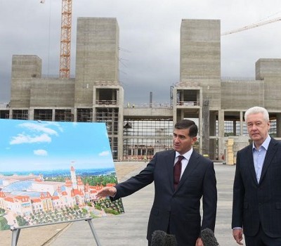 Член совета директоров компании-инвестора Амиран Муцоев (слева) рассказывает мэру Москвы Сергею Собянину об этапах строительства парка «Остров мечты»